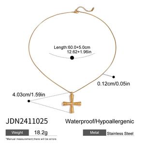 Collana di Design in Acciaio Inossidabile Placcato Oro 18K con Pendente a Croce Greca e Catena a Maglia - Product Image 2