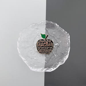 Broche créative en métal motif pomme, décoration de <span class=keywords><strong>sac</strong></span> <span class=keywords><strong>à</strong></span> <span class=keywords><strong>dos</strong></span>, cadeau <span class=keywords><strong>pour</strong></span> la Fête des Enseignants, épinglette en émail, badge métallique <span class=keywords><strong>pour</strong></span> la Semaine de la Reconnaissance des Enseignants - Product Image 4