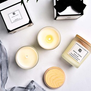 เทียนหอมกลิ่นเฉพาะตัวในขวดแก้วใสหรูหราพร้อมฝาไม้ - Product Image 4