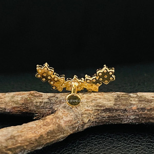 Grimpeur d'oreille de fleur de diamant naturel en or massif 14 carats. - Product Image 5