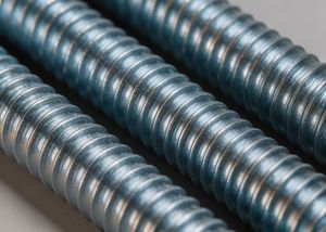 Barre filetée pleine en acier au carbone haute résistance de qualité industrielle, grade 8.8, électrogalvanisée, filetage lisse, en stock - Product Image 2