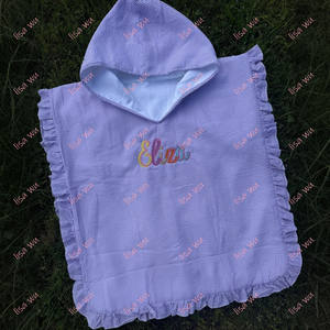 Copricostume Estivo in Seersucker con Cappuccio per Neonata, Ricamo Abbinato e Volant in Tessuto Spugna - Product Image 4