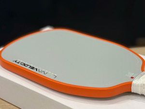 Raquette de pickleball durable sans bords, légère, noyau en PP alvéolé, surface en fibre de verre, performance équilibrée en matière de puissance et de contrôle, personnalisable - Product Image 1