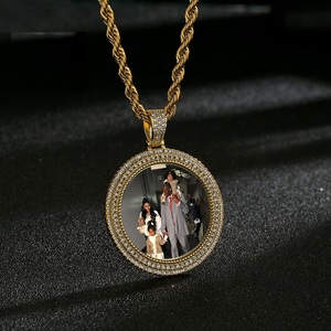 Collana con ciondolo geometrico regalo di compleanno collana con immagine personalizzata collana di zirconi per donna uomo e donna - Product Image 1