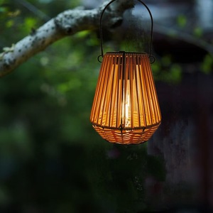 Lanterna Solare Portatile a LED in Rattan IP65 Impermeabile per Illuminazione Esterna e Giardino - Product Image 3