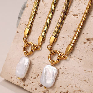 สร้อยคอมุกน้ำจืดทรงไม่สม่ำเสมอ โซ่ทองรูปงู เครื่องประดับสำหรับผู้หญิงใส่ได้ทุกวัน - Product Image 1