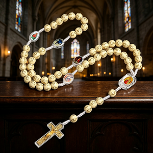 Elegante rosario católico de cuentas de acrílico de colores con San Benito, cruz de Santiago y corazón de Jesús. - Product Image 5