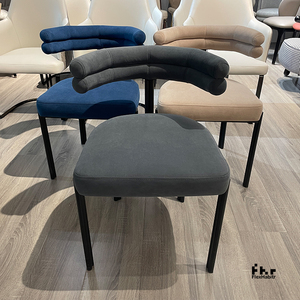 Chaise de salle à manger rembourrée en bouclette personnalisable, pieds en métal mat foncé, vente en gros pour projets hôteliers - Product Image 6