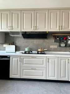 Gabinetes de cocina americanos modernos, acabado de laca blanca, encimeras de cuarzo negro, diseño con vista al río - Product Image 4