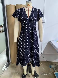 Vestido de mujer al por mayor con estampado de lunares, cuello en V, manga con volantes y bajo irregular, ideal para vacaciones en la playa. - Product Image 6