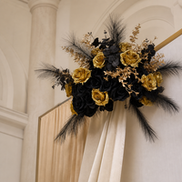 Boule de fleurs artificielles en soie noire et dorée pour la décoration de table et d'allée de mariage