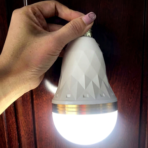 Bombilla LED de Emergencia de Alto Voltaje AC85V-265V DOB 15W 8cm de Diámetro E27 Recargable Material ABS Batería de 1200mAh - Product Image 1
