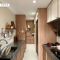 Ensemble d'armoires de cuisine modulaires en noyer chaud, armoire haute de rangement intégrée sur mesure avec four encastré et plan de travail avec évier