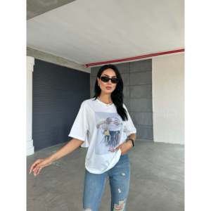 Camiseta con Estampado de Chica con Sombrero y Pedrería, 100% Algodón Jersey, Transpirable, Manga Regular, Impresión por Transferencia de Calor para Mujer - Product Image 2