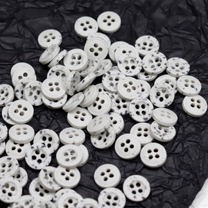 14L/16L màu xám nhỏ màu đen <span class=keywords><strong>Dot</strong></span> vòng 4 lỗ nhựa nút cho áo sơ mi may mặc bán buôn nhựa nhựa nút tùy chỉnh logo thương hiệu - Product Image 5