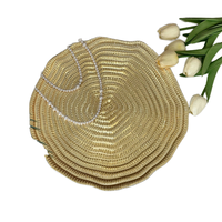 Assiette de présentation en plastique de 13 pouces à bord ondulé irrégulier, texturée et décorative, pour la mise en table de mariage et de fête