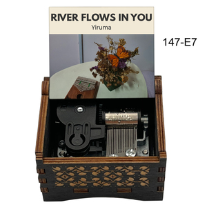 Boîte à musique vintage à manivelle, mini boîte à musique carrée, Rivers Flow in You, en bois, sculptée à la main, pour la décoration de la maison - Product Image 1