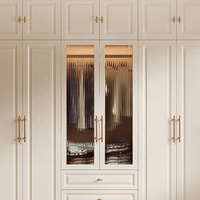 Armoire de bureau personnalisée blanche crème de luxe légère penderie principale en bois intégrée avec commode d'angle pour chambre à coucher maison