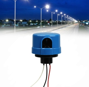 Lámpara de poste para exteriores con cableado fijo y control de luz con sensor fotoeléctrico del anochecer al amanecer - Product Image 1
