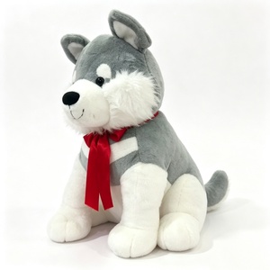 Peluche Husky personnalisée, gris clair et blanc, avec ruban rouge, peluche Husky sibérien assis avec nœud rouge, adorable peluche chien. - Product Image 1