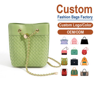 Bolso cruzado de cuero de grano completo verde para mujer – Acabado tejido, correa de cadena en tono dorado, el regalo perfecto para ella en San Valentín - Product Image 1