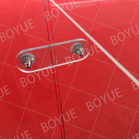 Terrain de padel plein champ résistant au vent avec structure en verre trempé pour complexe hôtelier