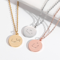 Collier personnalisé avec pendentif en forme de disque avec initiale arabe miniature, calligraphie, alphabet gravé, amour, plaqué or, bijoux, cadeau islamique pour l'Aïd, sans rouille
