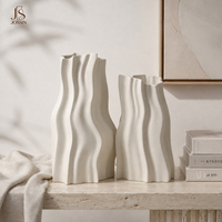 Ensemble de vases à fleurs en céramique nordique Jossin avec forme ondulée abstraite, finition blanche mate pour la décoration de salon