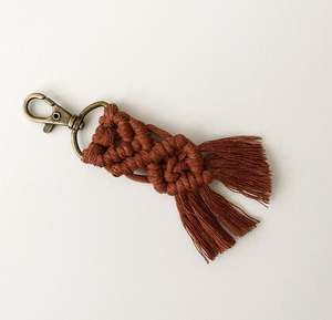พวงกุญแจมาคราเม่ทำมืออย่างสวยงาม พร้อมตัวล็อคสีทองโบราณ - Product Image 1