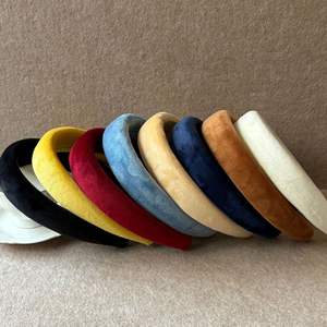 Nouvel accessoire de mode hiver-printemps pour femme : Bandeau rembourré en velours de couleur unie - Product Image 1