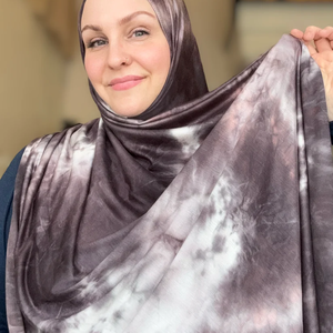 Tratta la tua pelle alla delicata carezza liscia del nostro esclusivo Jersey stampato Hijab - Product Image 2