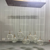 Luminaire suspendu moderne de luxe en verre à bulles avec plusieurs boules et métal doré pour salle à manger et îlot de cuisine