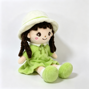 Muñeca de peluche personalizada para niña con vestido verde y sombrero blanco, muñeca de peluche con cabello trenzado, muñeca de peluche con rostro bordado, encantadora muñeca de trapo. - Product Image 5