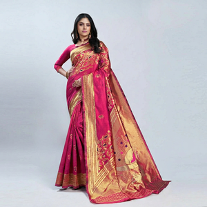 Sari en soie rose avec broderie dorée pour femmes, Inde, Pakistan, tenue de mariage traditionnelle, sari coupe classique, longueur au sol. - Product Image 1