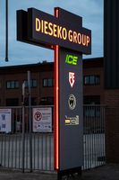 Les ventes directes de la publicité extérieure de l'usine de mode éclairent le panneau de signalisation de pylône Source de lumière LED panneau de pylône debout élégant