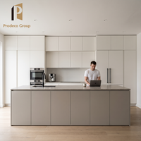 Conception de cuisine complète moderne vert clair pour projet de construction de maison entière - Armoires de cuisine