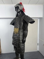 Ensemble d'armure ancienne chinoise à écailles noires, costume de guerrier avec dragon en relief, casque à ailes de phénix, pour homme, en matériaux fonctionnels