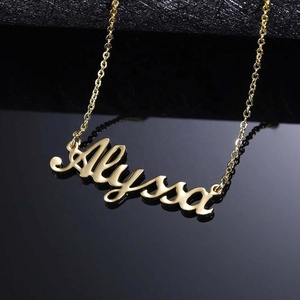 Regalo para <span class=keywords><strong>Abuela</strong></span>: Elegante Collar con Letra de Ala de Ángel Chapado al Vacío y Micro Pavé, Ideal para Propietarias de Boutiques - Product Image 5