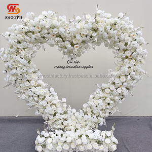 Arche florale en forme de cœur souple, faite à la main, avec roses blanches, pour allée de mariage en extérieur, idéale pour la Saint-Valentin - Product Image 2