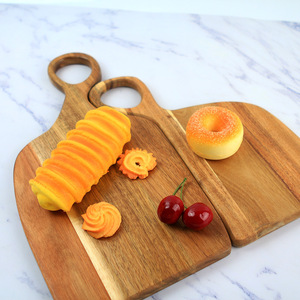 Planche à découper en bois d'acacia 34x38x1.8cm avec poignée pour usage en cuisine - Product Image 3