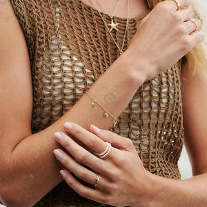 Braccialetto con Charm a Forma di Stella Marina, Conchiglia e Lumaca Marina - Product Image 4