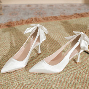2025 nuove <span class=keywords><strong>scarpe</strong></span> da <span class=keywords><strong>sposa</strong></span> bianche con tacchi alti da <span class=keywords><strong>donna</strong></span> tacchi sottili a punta <span class=keywords><strong>scarpe</strong></span> da <span class=keywords><strong>sposa</strong></span> con fiocco a farfalla in raso - Product Image 2