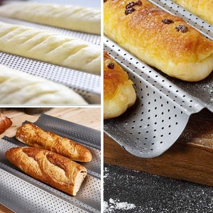 Plaque de cuisson baguette en acier au carbone de 0,5 mm avec design perforé, revêtement antiadhésif, écologique, compatible four et lave-vaisselle - Product Image 2