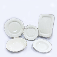 LOGO personnalisé de luxe en porcelaine, bols à salade en céramique blanche en forme de fleurs, ensemble d'assiettes plates de mariage avec bordure dorée