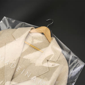 Sacs cache-poussière pour vêtements habillés en PVC avec impression de logo personnalisé bon marché sac de costume transparent <span class=keywords><strong>housse</strong></span> de vêtement en <span class=keywords><strong>plastique</strong></span> PE imperméable pour vêtements - Product Image 1