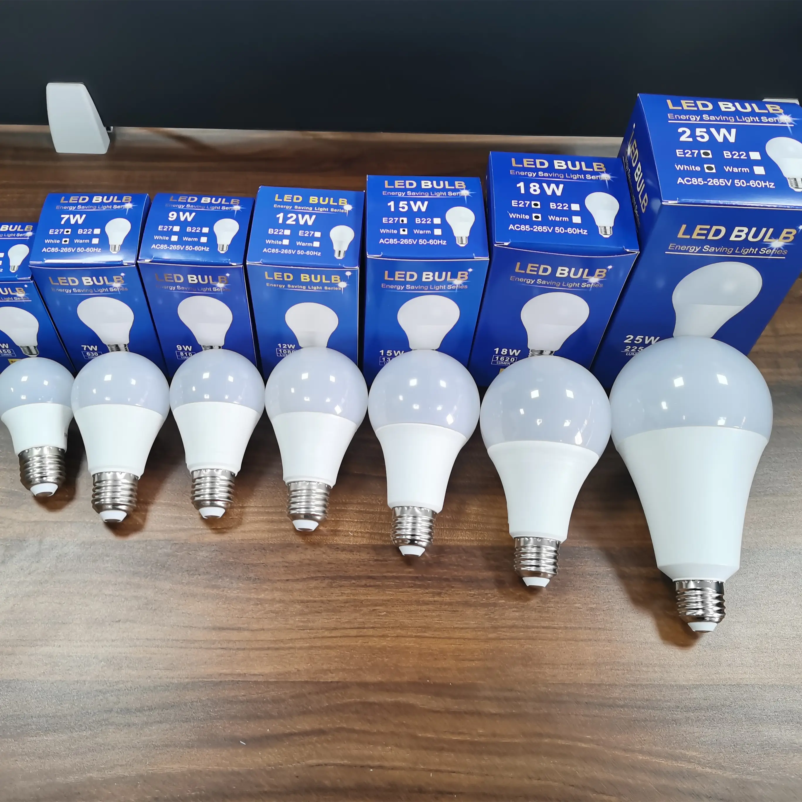 LED電球無料サンプル原材料5W7W 9W 12W 15W 18W 24W A60 Skd/Ckd LED電球照明ランプ