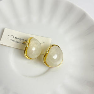 Pendientes de tuerca para mujer al por mayor, pendientes de aleación hipoalergénicos para mujer, pendientes delicados con tachuelas en tono dorado - Product Image 3