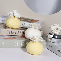 Le diffuseur d'huiles essentielles en céramique pour l'intérieur, avec fleurs, est le meilleur choix de cadeau.