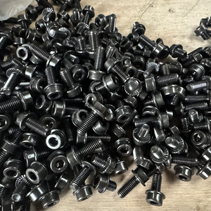 สกรูหัวทรงกระบอกแบบมีฟันเกลียวหกเหลี่ยม  วัสดุเหล็กกล้าคาร์บอน GR5 มาตรฐาน ISO  ผิวเคลือบออกไซด์สีดำ สำหรับงานยึดติดในอุตสาหกรรม - Product Image 1
