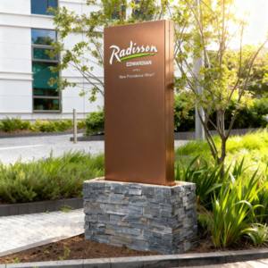 Hoogwaardige fabrieksgroothandel op maat gemaakte verlichte logo aluminium bewegwijzering, directionele pylon bewegwijzering voor straatborden - Product Image 1